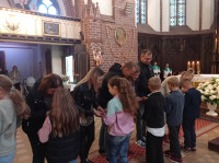 08.10.2023 r. Poświęcenie różańców dzieciom komunijnym przygotowującym się do I Komunii Św.